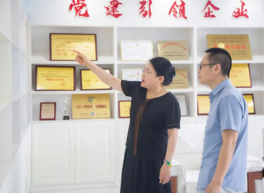 广西打假扶优信息协会会长走访华球网页版_华球（中国）官方集团，盛赞集团自主研发实力 