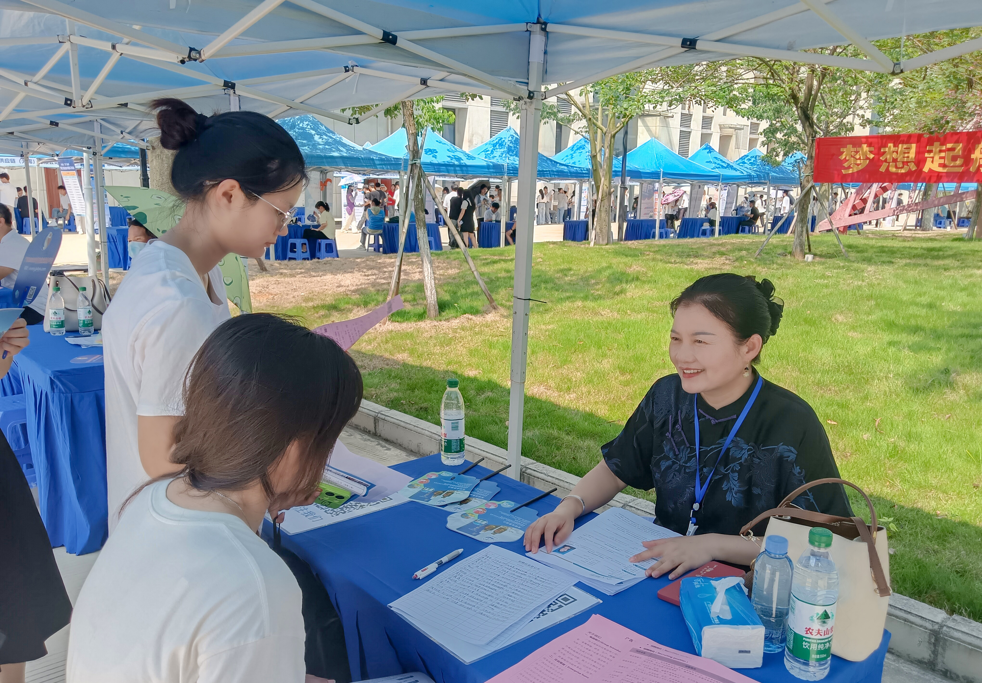 百企争艳，华球网页版_华球（中国）官方闪耀 2025 校园双选会，见证健康未来力量